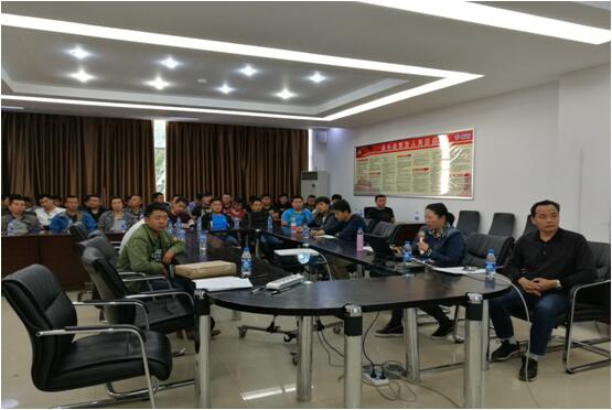 esball办公室主任宋洋（右二）在安全培训会上宣贯esball公司车辆治理造度和安全司法律规。